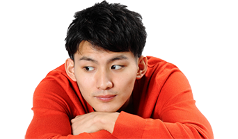 伏せる男性の画像